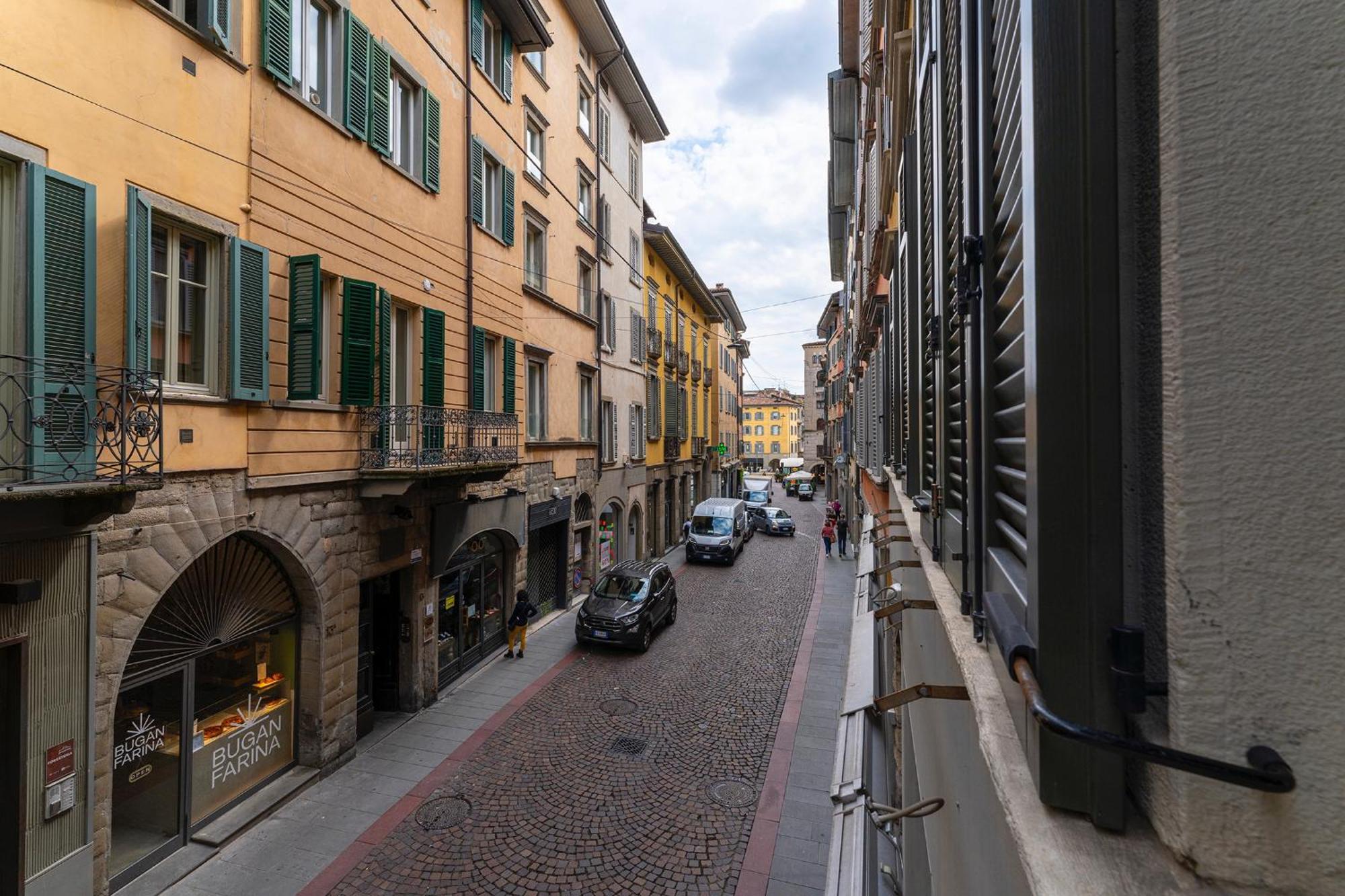 Magic Place Bergamo! Classy Apartment In The Heart Of The City Екстериор снимка